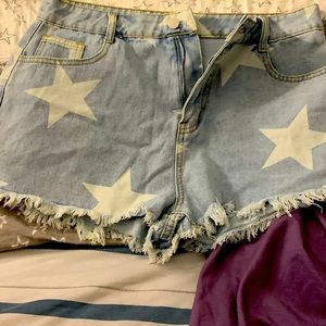 Selling shorts medium size didn’t wear it nice shorts